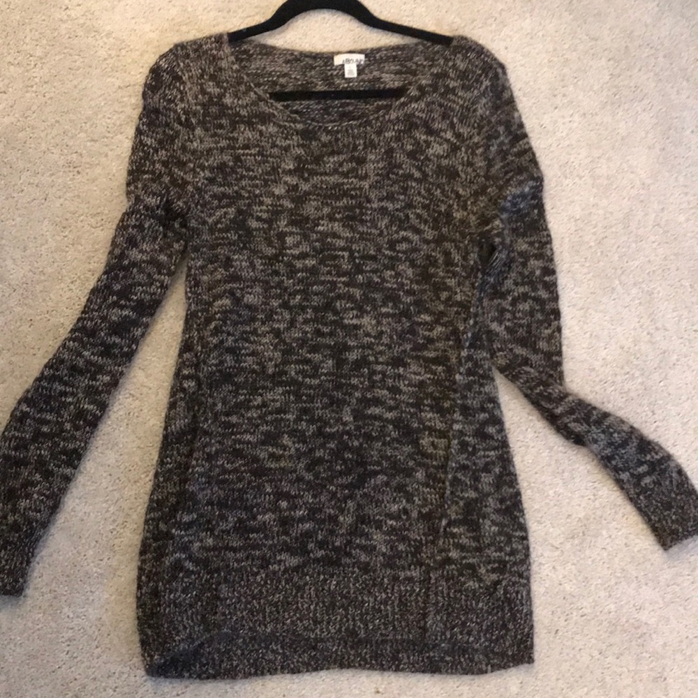 Knit sweater. Scoop neck. Long
